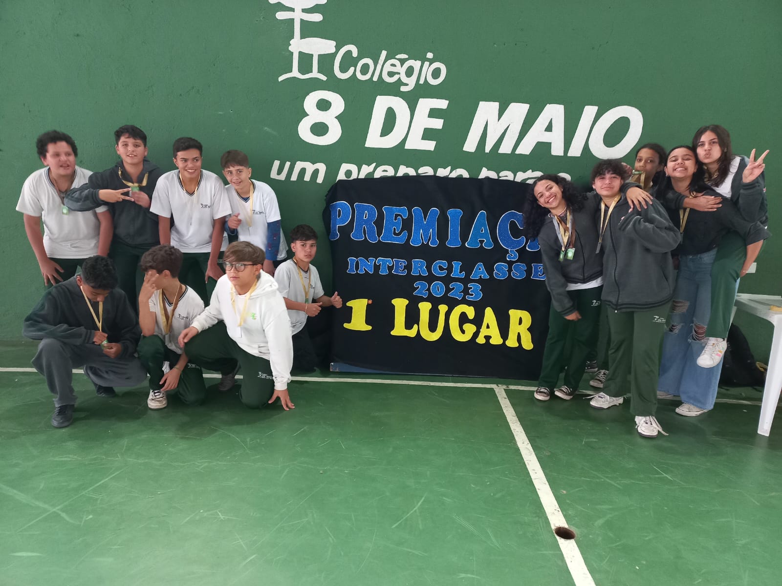Alunos em atividade esportiva no colégio