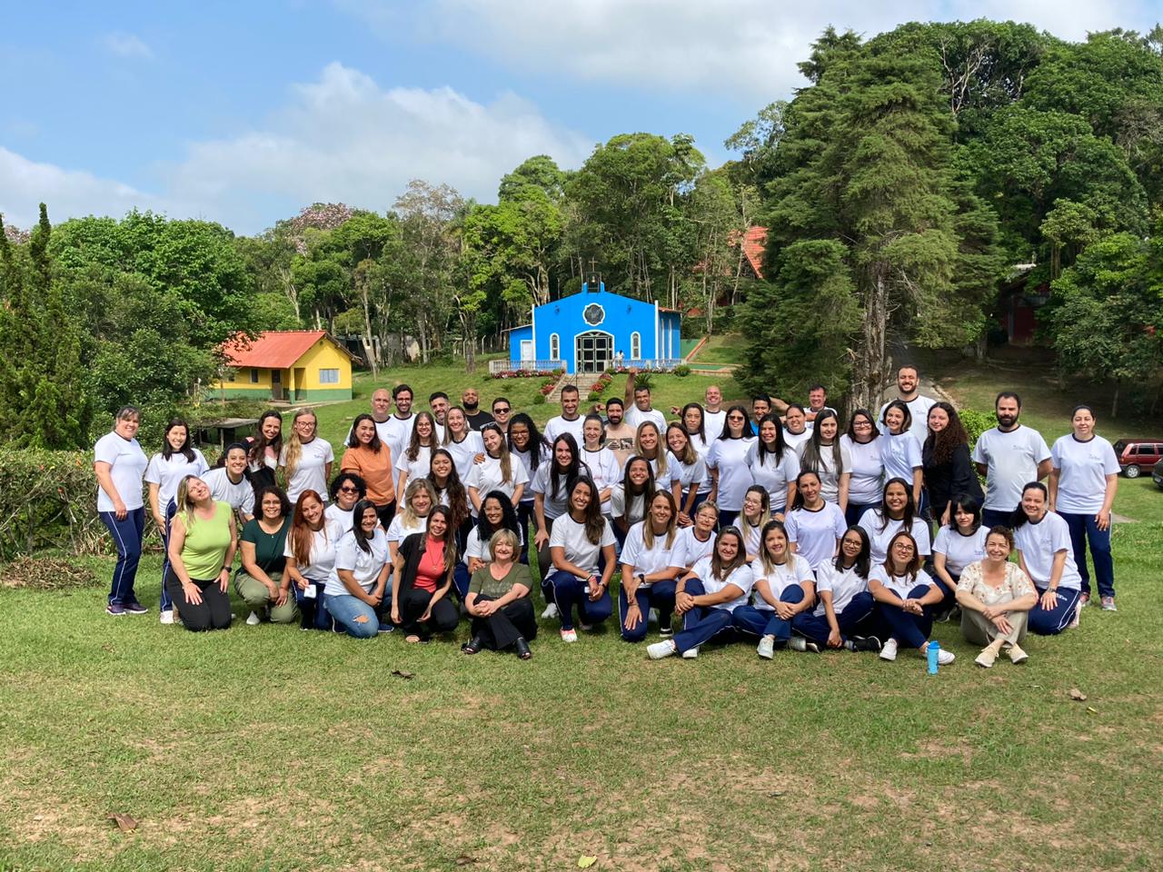 Crianças explorando a trilha de natureza no Colégio 8 de Maio