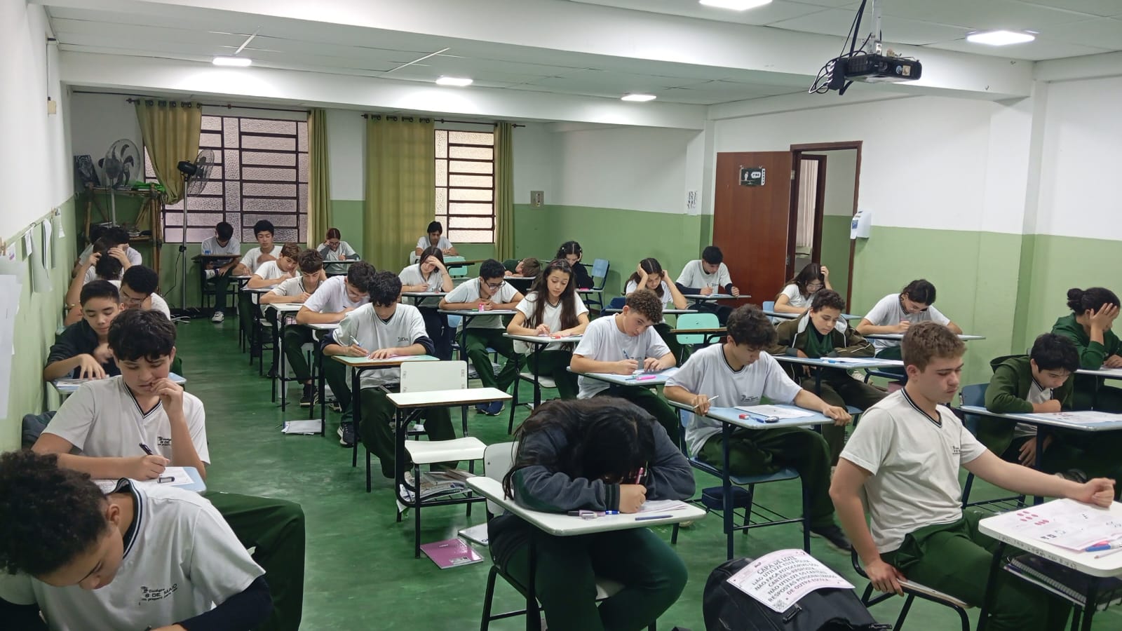 Alunos em atividade pedagógica em sala de aula