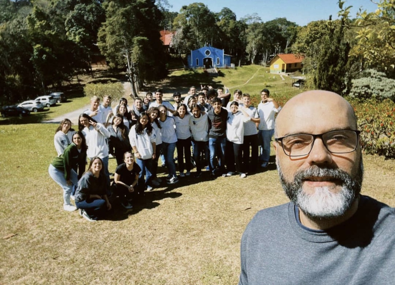 Alunos do Ensino Médio em atividade no colégio